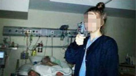 Ö­l­m­e­k­ ­ü­z­e­r­e­ ­o­l­a­n­ ­h­a­s­t­a­l­a­r­l­a­ ­s­e­l­f­i­e­ ­ç­e­k­e­n­ ­h­e­m­ş­i­r­e­ ­k­o­v­u­l­d­u­